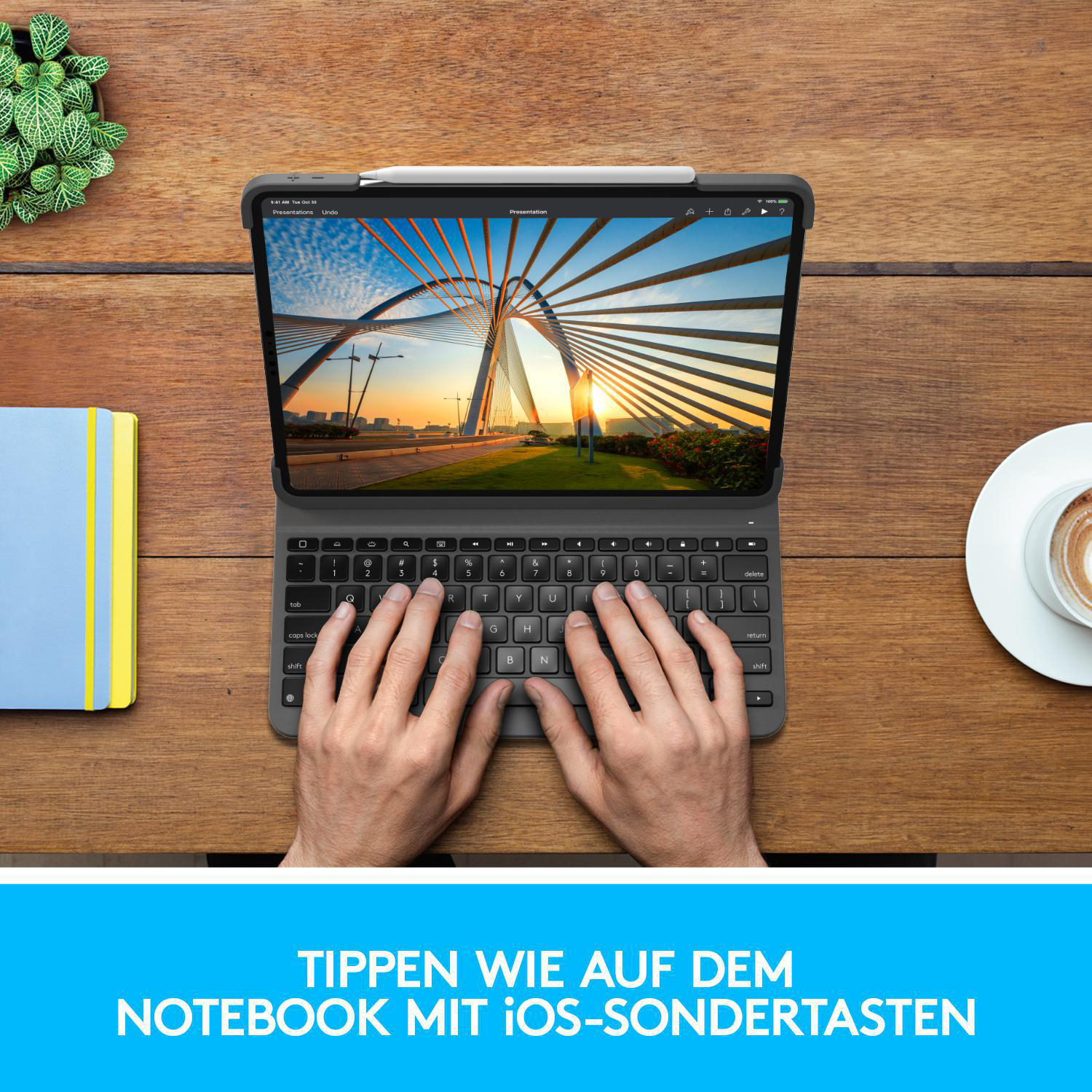Laptop auf einem Holztisch mit Tastatur und Stift. Eine Tasse Kaffee daneben.