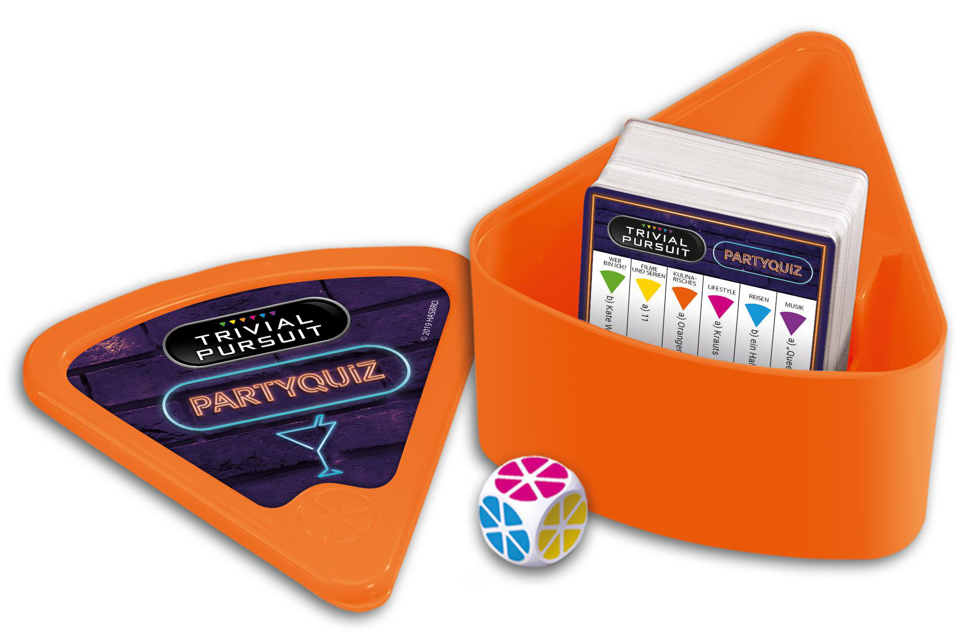 Eine orangefarbene dreieckige Spielbox mit Würfel und Kartenstapel. Der Titel Partyquiz ist sichtbar.