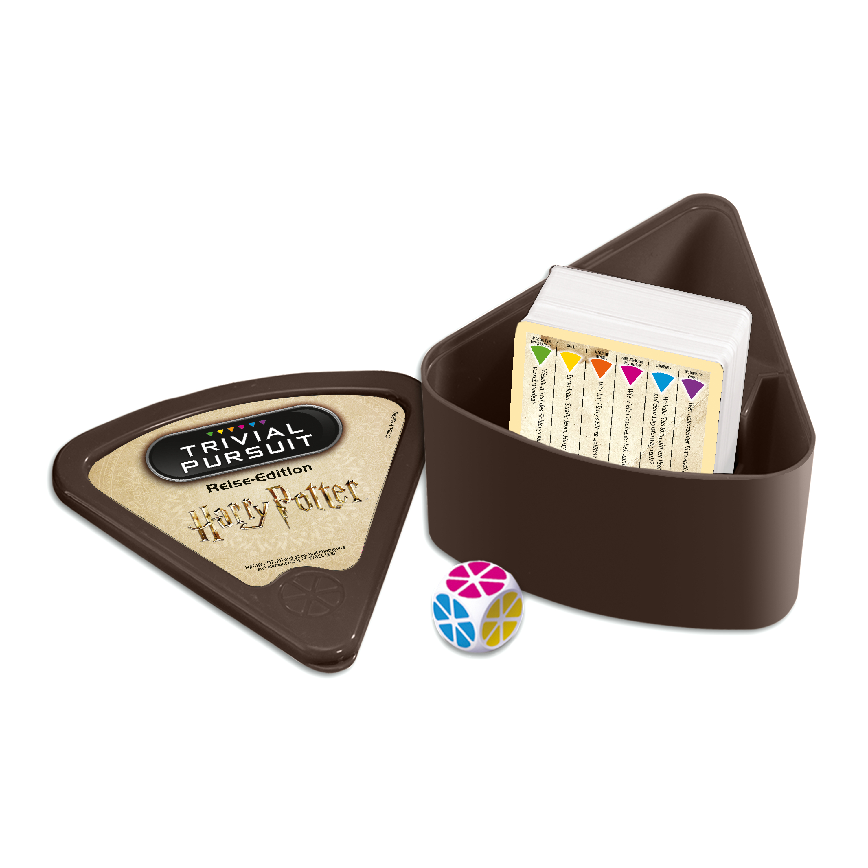 Trivial Pursuit Harry Potter Spielbox mit Würfel und Karten. Der Hintergrund ist weiß.