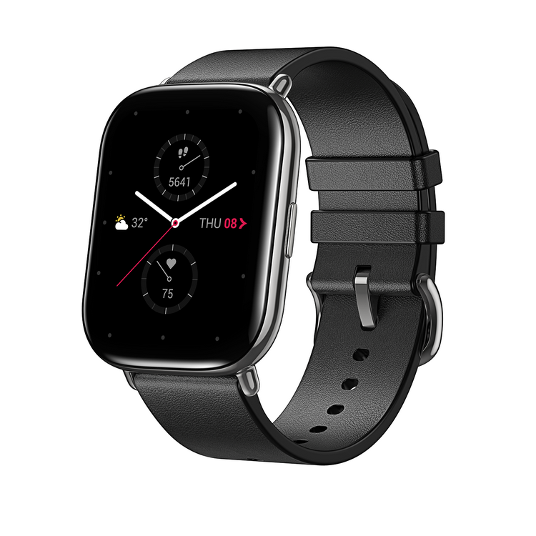 Smartwatch negra con correa de cuero negro y pantalla digital.