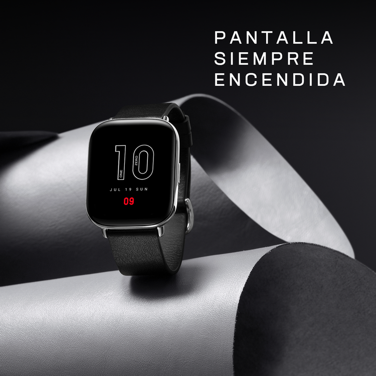 Reloj inteligente negro con correa de cuero negro muestra la hora y fecha.