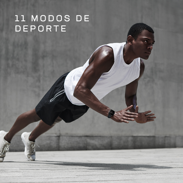 Hombre con camiseta sin mangas blanca haciendo flexiones en suelo de hormigón.