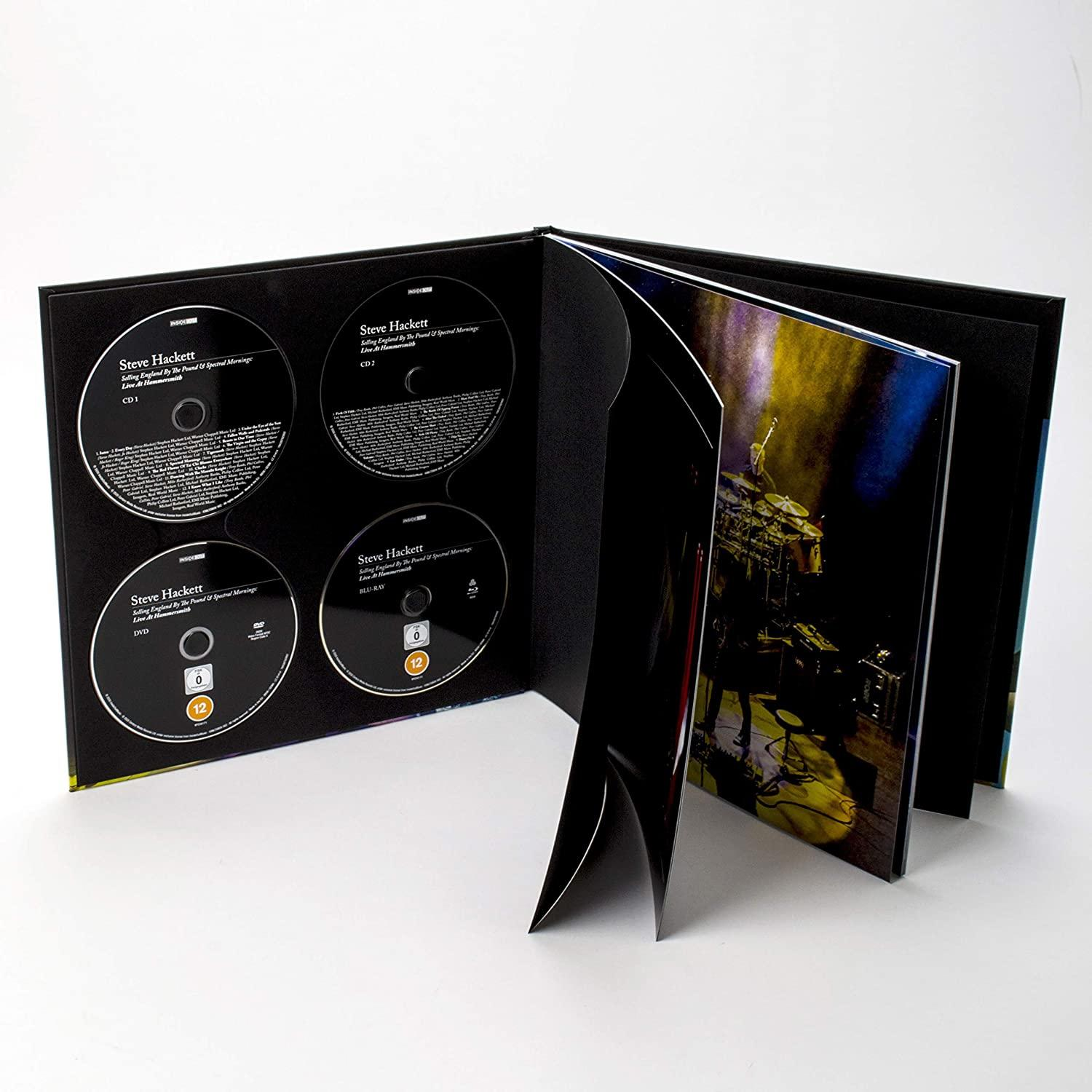 Geöffnete CD-Hülle, zeigt 4 CDs und ein Bild einer Band, die auf einer Bühne mit Schlagzeug spielt.