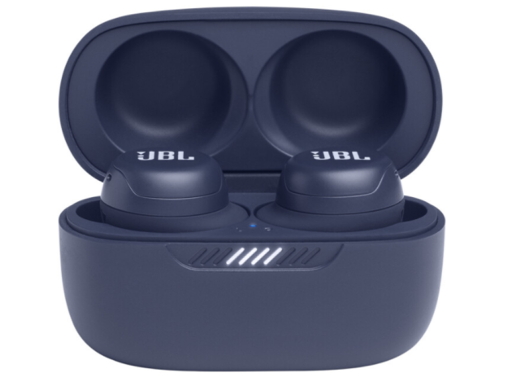 Auriculares inalámbricos JBL azul marino en su estuche de carga. Estuche abierto, auriculares visibles. Logotipo JBL.