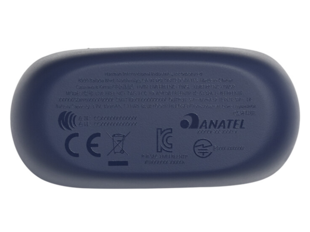 Parte inferior azul de auriculares con información impresa. Contiene logotipos y texto en blanco.