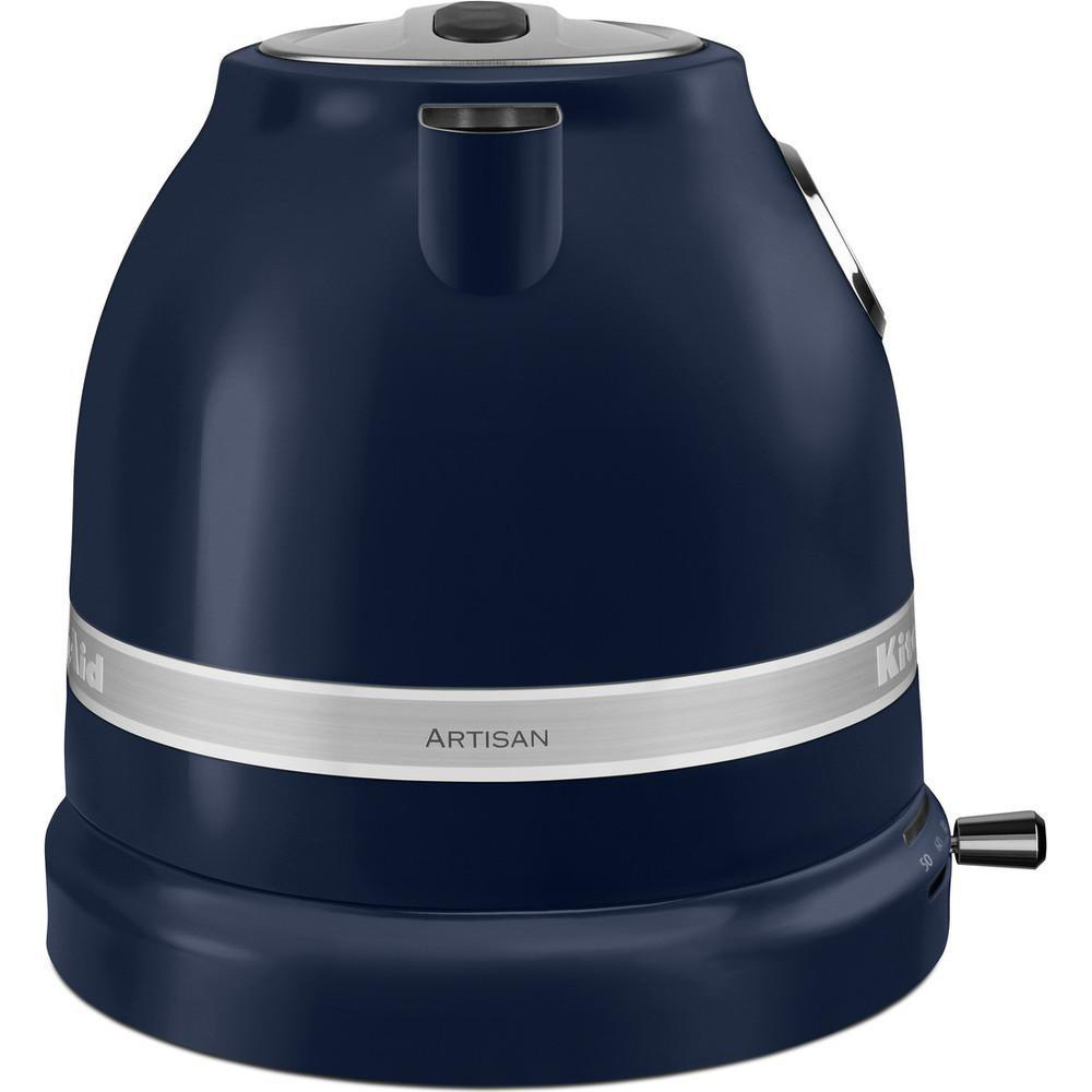 Eine dunkelblaue KitchenAid Artisan Wasserkocher mit silbernem Band.