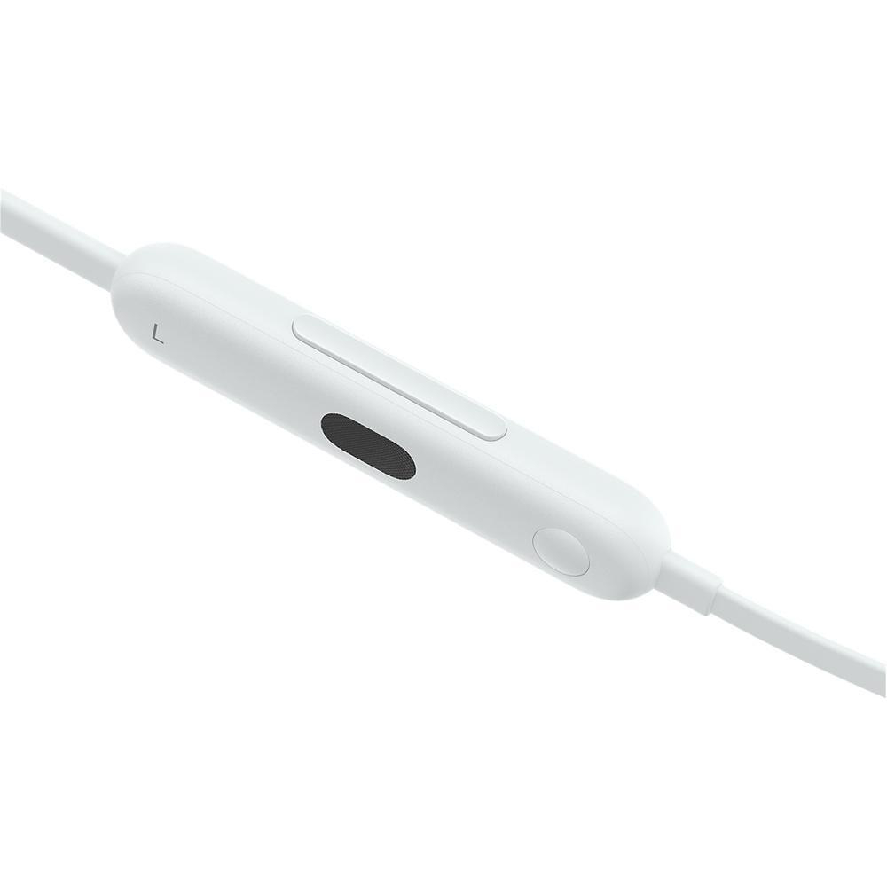 Weiße Ohrhörersteuerung mit Knöpfen, verbunden mit einem weißen Kabel, vor weißem Hintergrund.