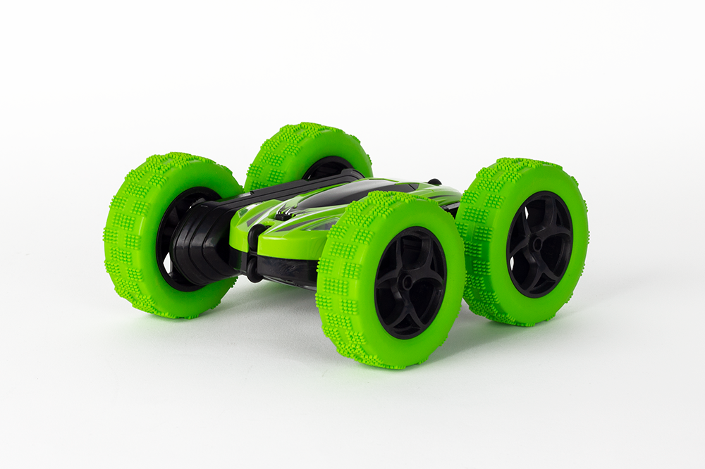 Groene en zwarte afstandsbediening auto met grote groene wielen, witte achtergrond.