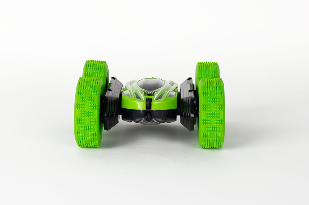 Groene en zwarte speelgoedauto met afstandsbediening met grote groene wielen, op een witte achtergrond.