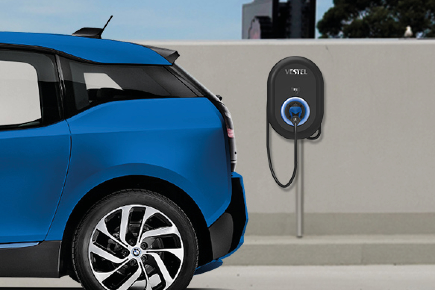 Blaues Elektroauto geparkt neben einer Ladestation, an einer Wand montiert. Grauer und weißer Hintergrund.