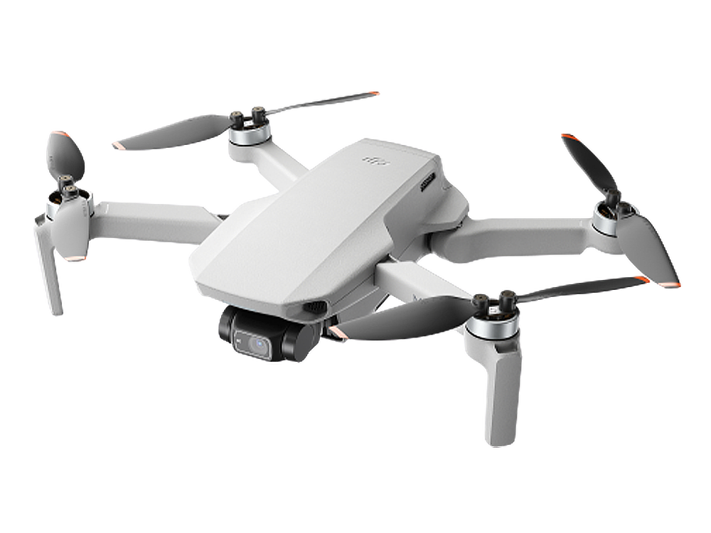 Un dron pequeño y gris con cuatro hélices, una cámara y tren de aterrizaje, sobre un fondo negro.