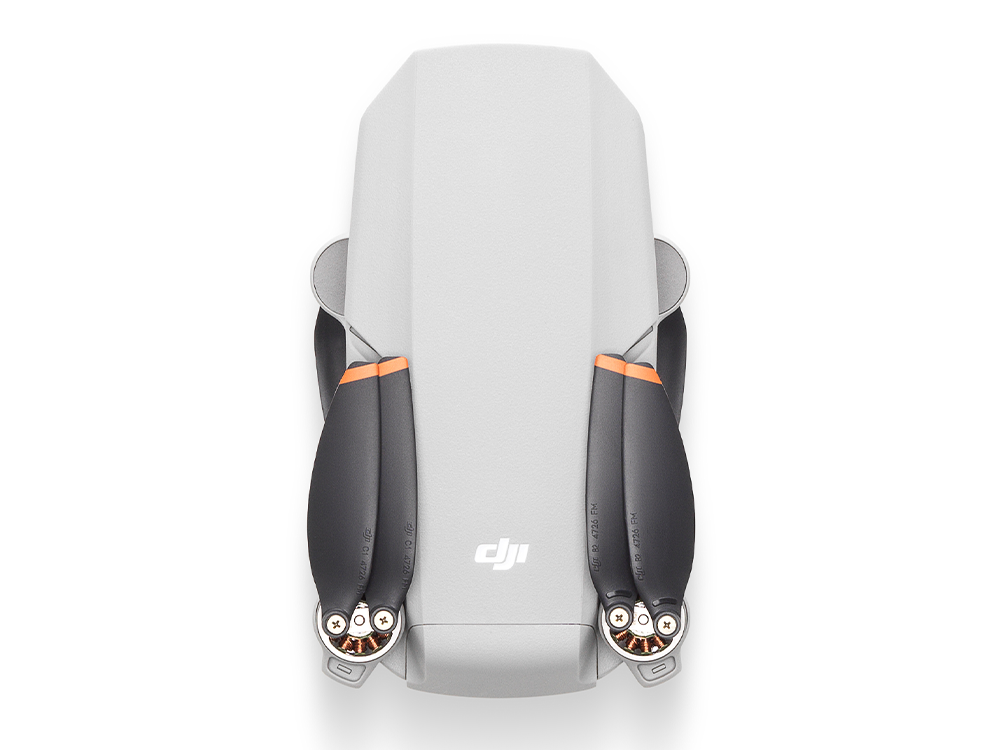Dron gris plegado con dos hélices negras y detalles naranjas. Logotipo DJI visible.