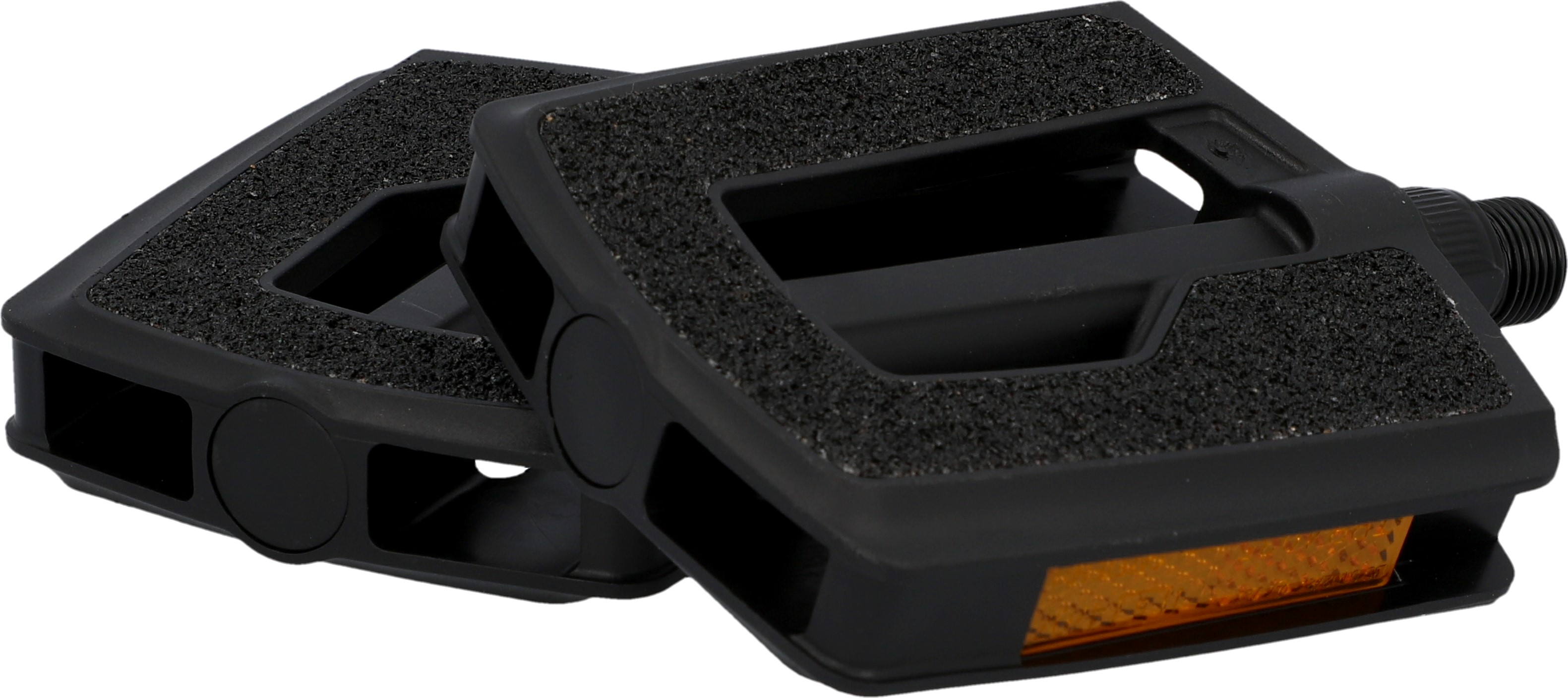 Zwei schwarze Fahrradpedale mit strukturierter Oberfläche und orangefarbenem Reflektor. Weißer Hintergrund.
