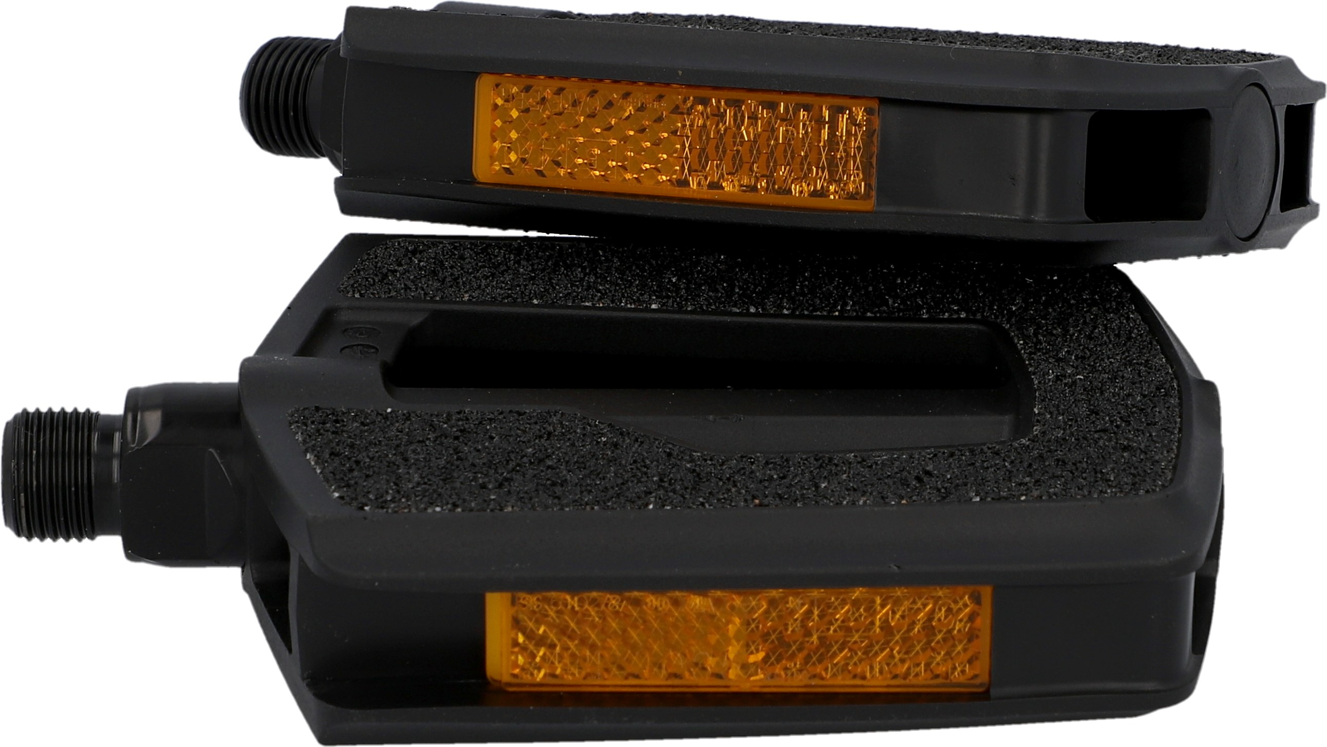 Zwei schwarze Fahrradpedale mit orangefarbenen Reflektoren, übereinander auf weißem Hintergrund positioniert.