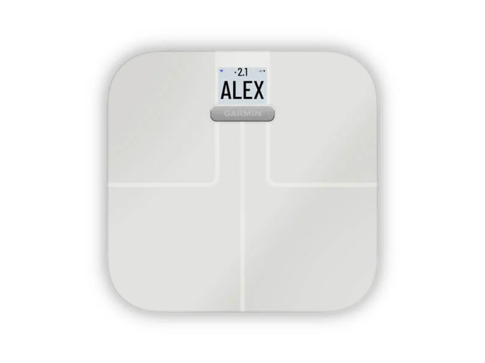 Una báscula inteligente blanca con una pantalla que muestra el nombre ALEX y el peso.