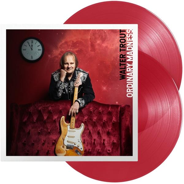 Album borító Walter Trout-tal gitárral. Piros bakelit lemezek a háttérben.