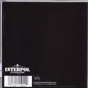 Achterkant van een Interpol-album. Zwart met witte tekst en een barcode onderaan.