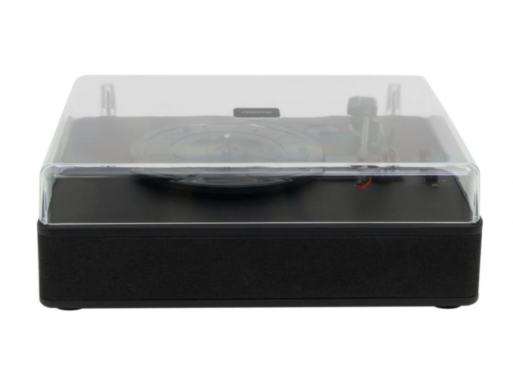 Un tocadiscos negro con una cubierta transparente sobre un fondo blanco.