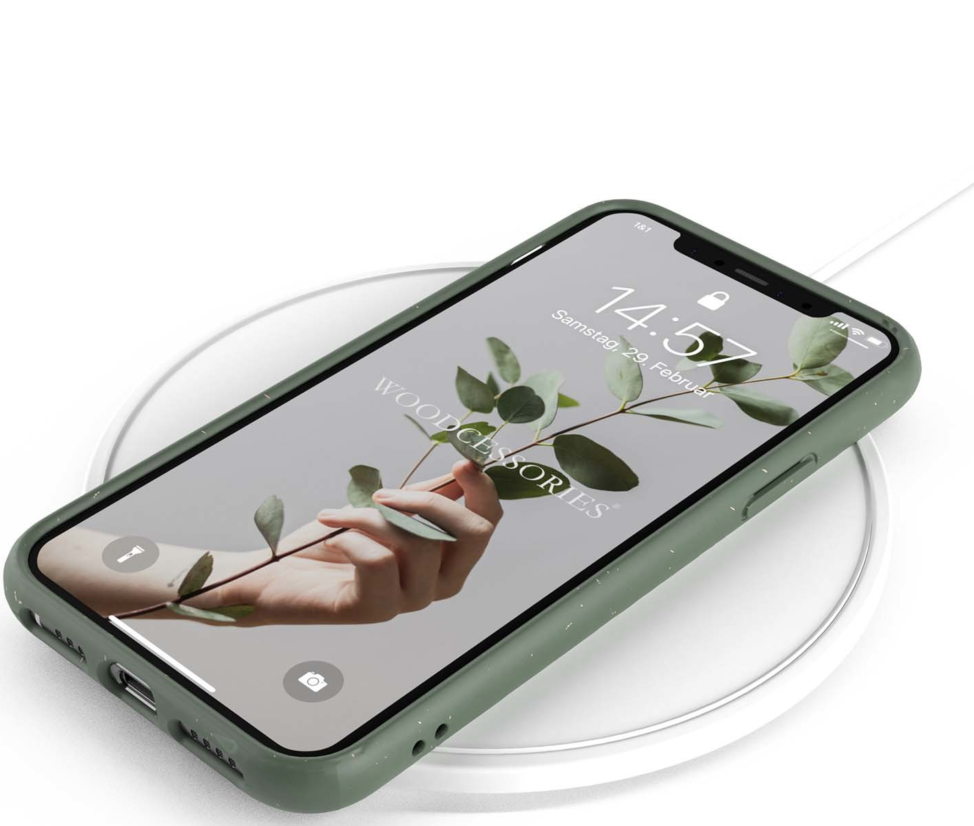 Grüne Handyhülle mit Handy, das Bildschirm zeigt, mit kabelloser Ladestation.