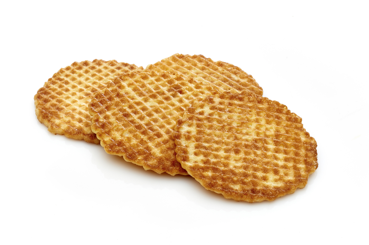 Trois gaufres dorées sur fond blanc, avec un motif de gaufre.
