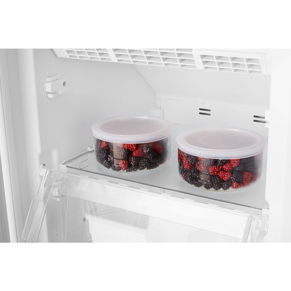 Zwei runde Behälter mit Brombeeren und Himbeeren in einem Kühlschrank.