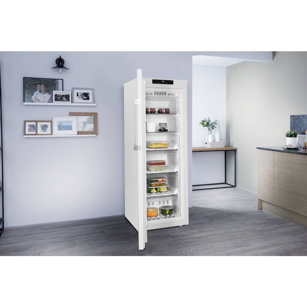 Weißer Kühlschrank mit offener Tür und Regalen mit Essen darin.