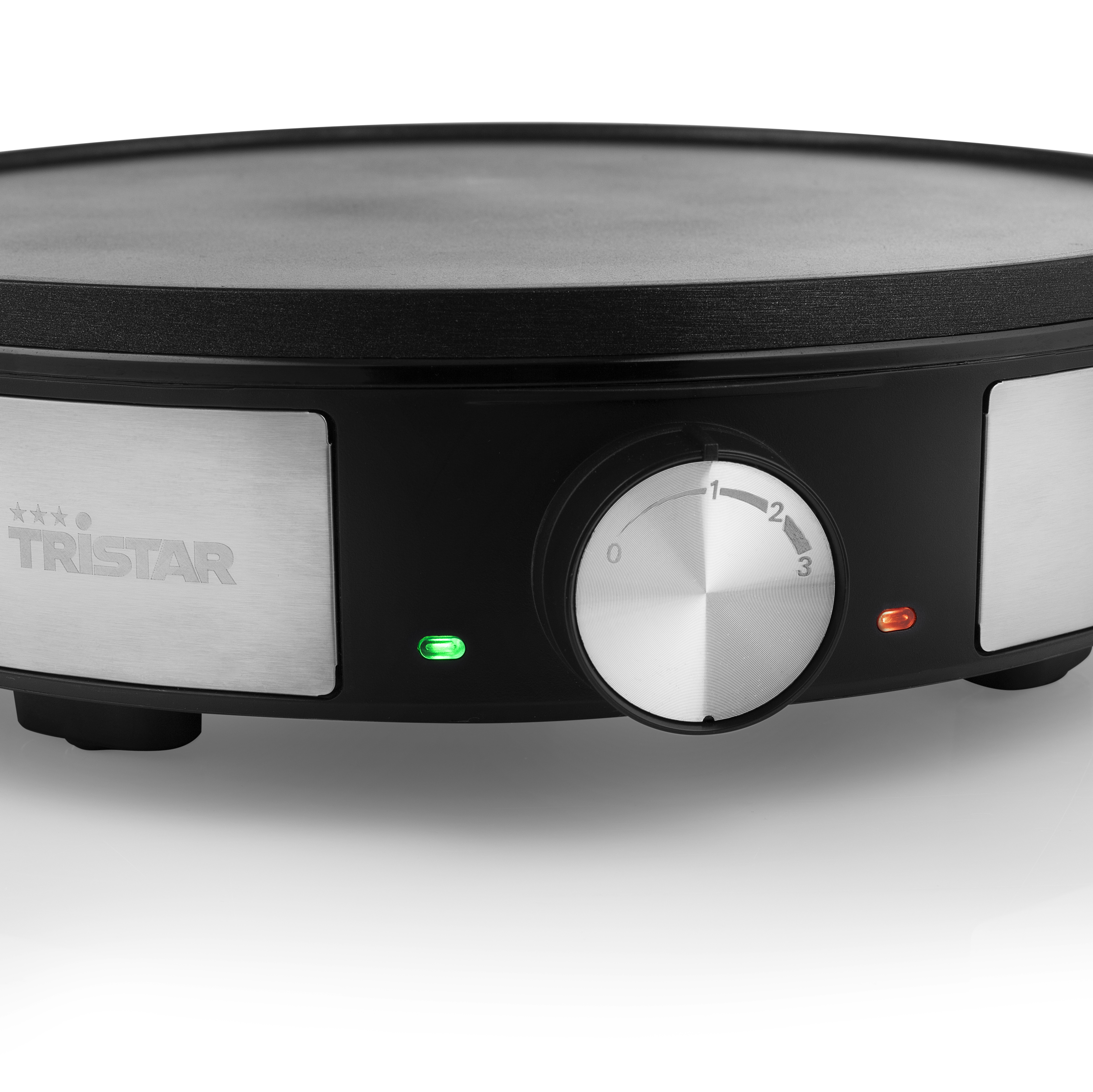 Schwarzer und silberner Crêpes-Maker mit Drehknopf und Lichtern. Die Marke Tristar ist sichtbar.