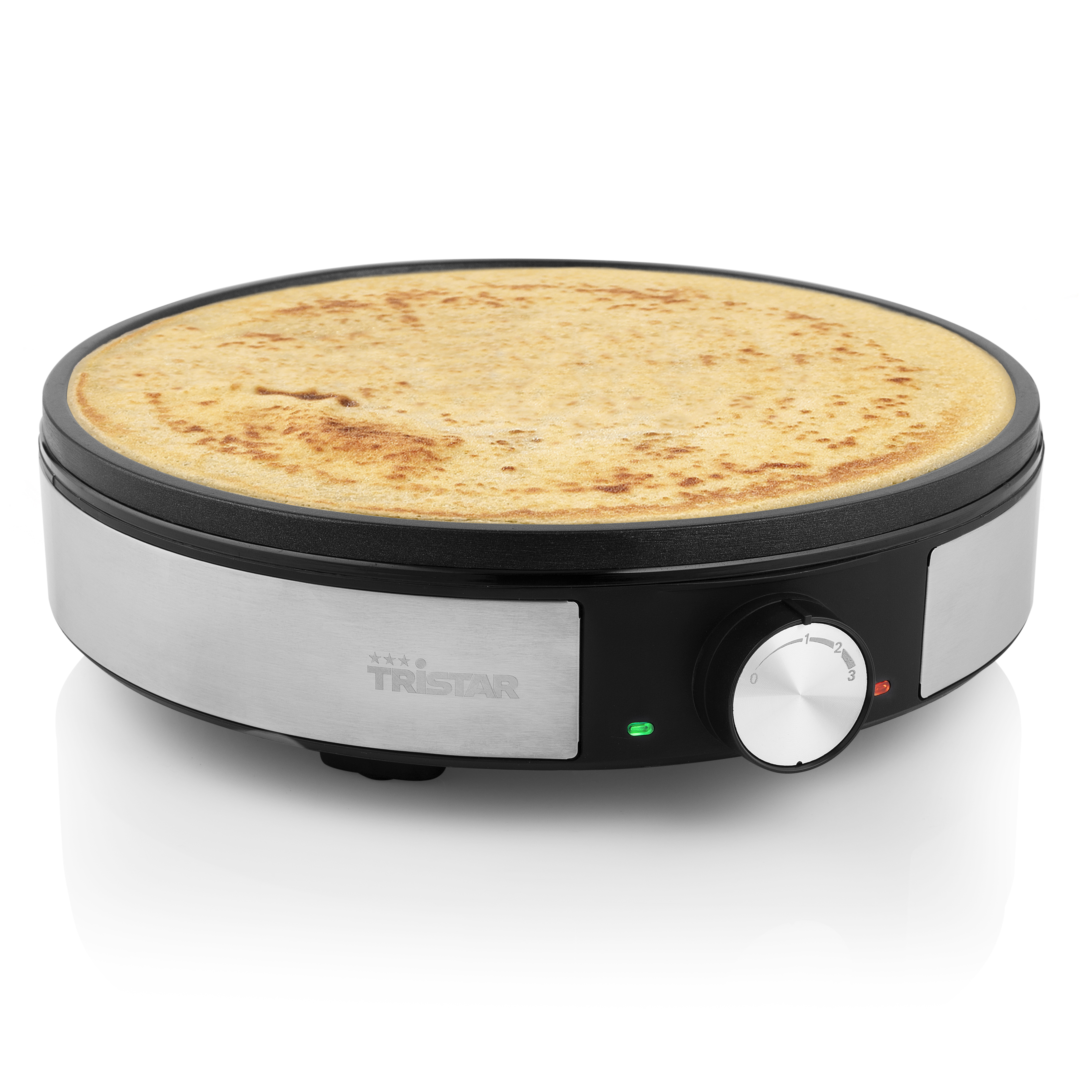 Ein Crêpe-Maker mit einem Crêpe darauf. Er hat einen Temperaturregler und ein grünes Licht.