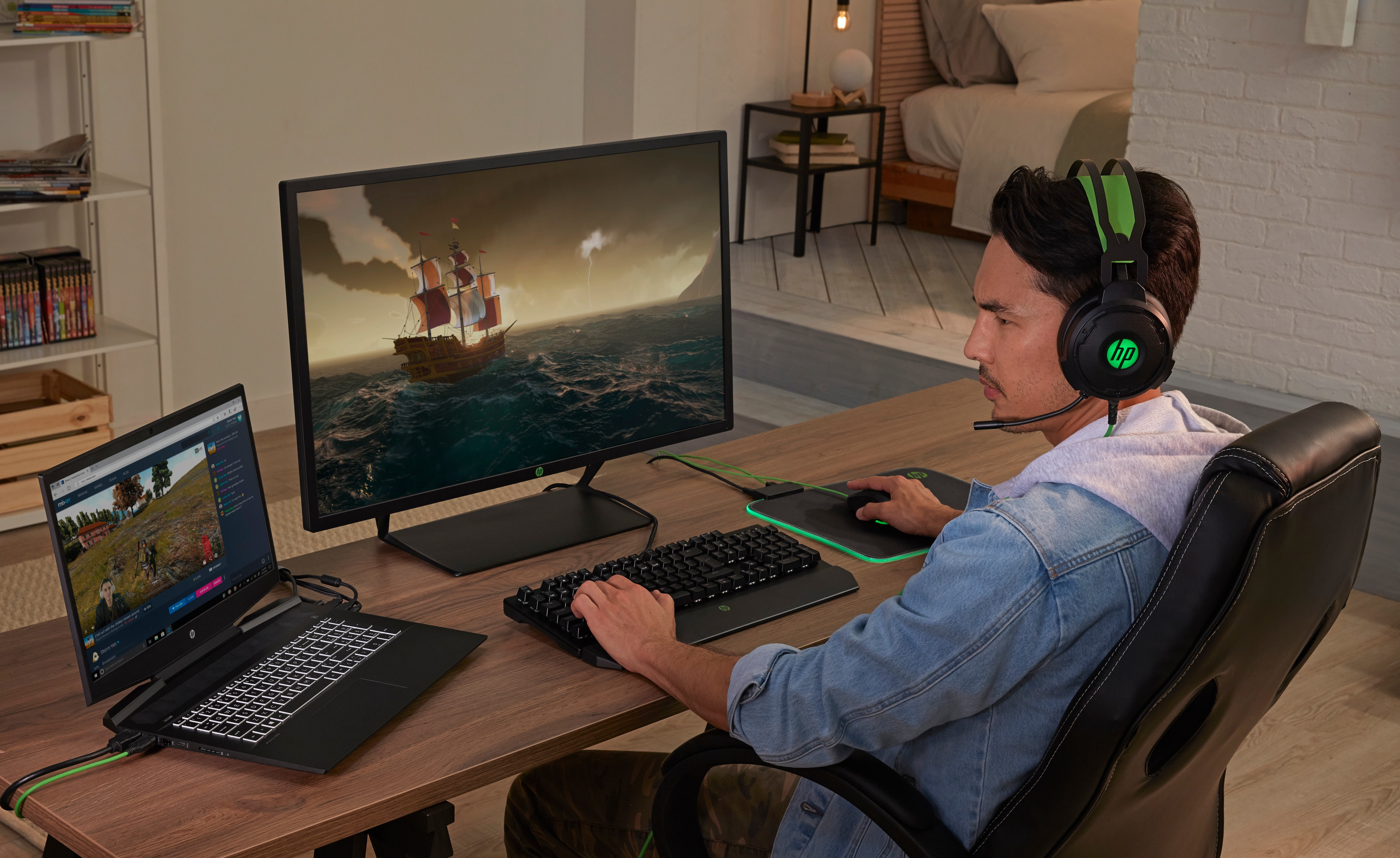 Ein Mann mit Gaming-Headset, der ein Spiel auf einem Monitor spielt.