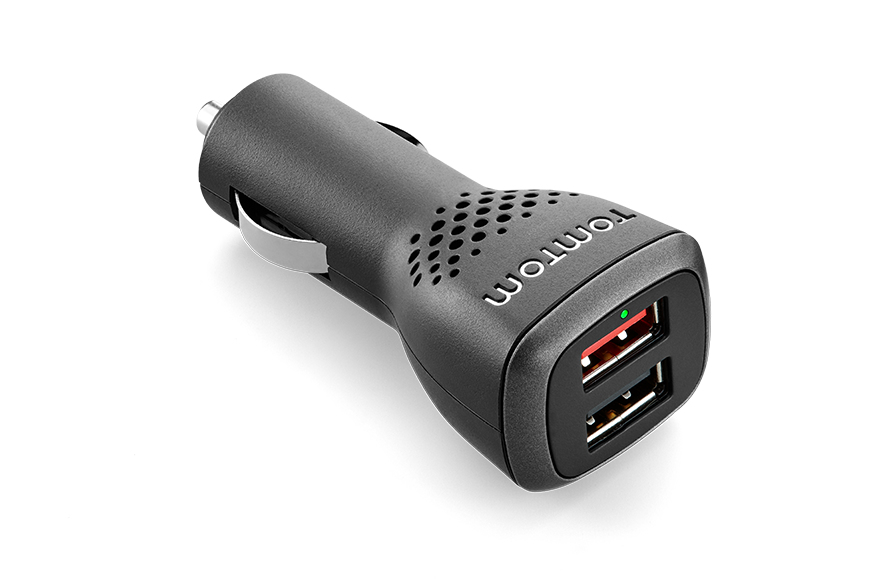 Schwarzes Autoladegerät mit zwei USB-Anschlüssen, TomTom-Logo und grüner Kontrollleuchte.