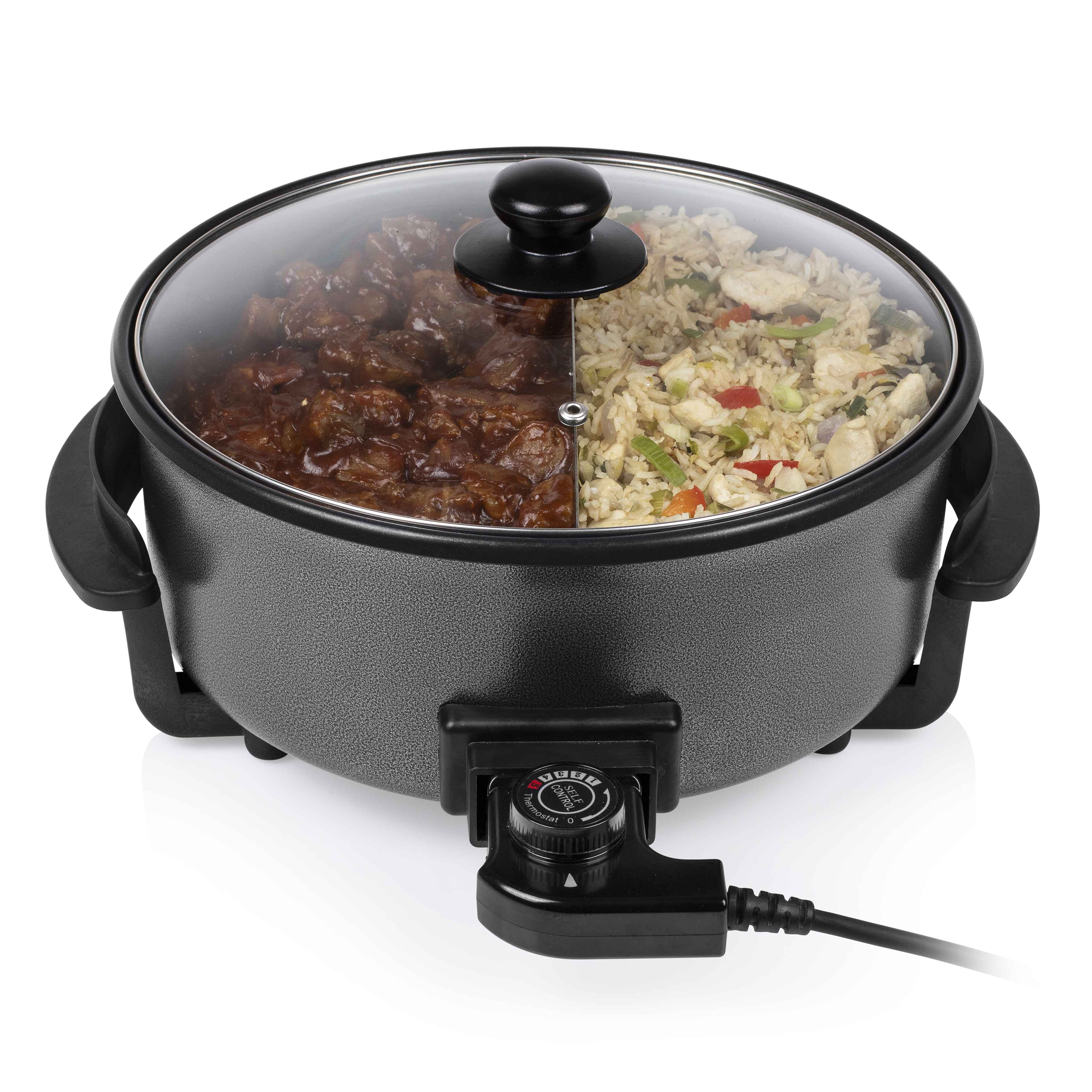 Schwarze elektrische Bratpfanne mit zwei Fächern, einem mit Essen und einem durchsichtigen Deckel.