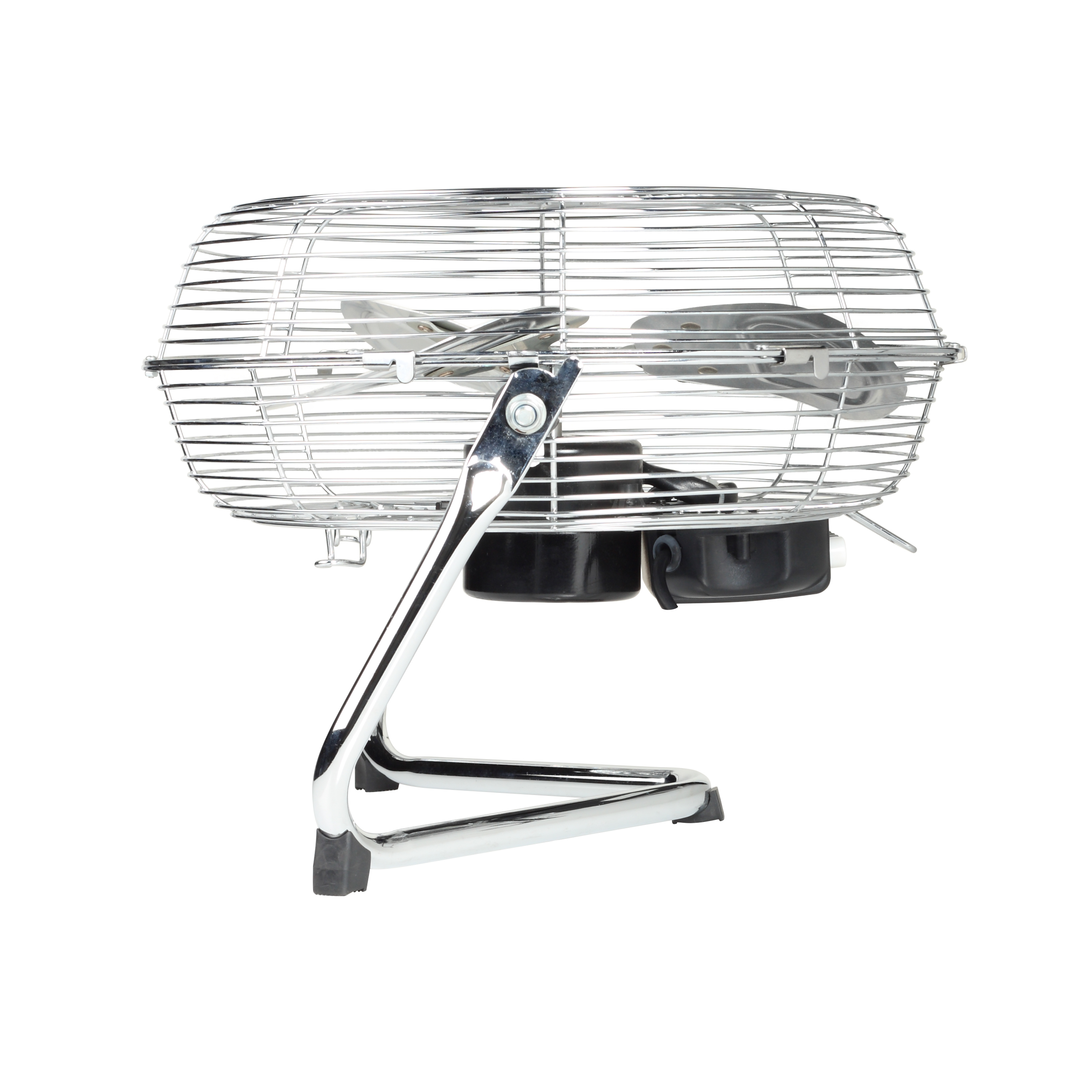 Ein verchromter Ventilator mit Käfig, Flügeln und Sockel auf weißem Hintergrund.