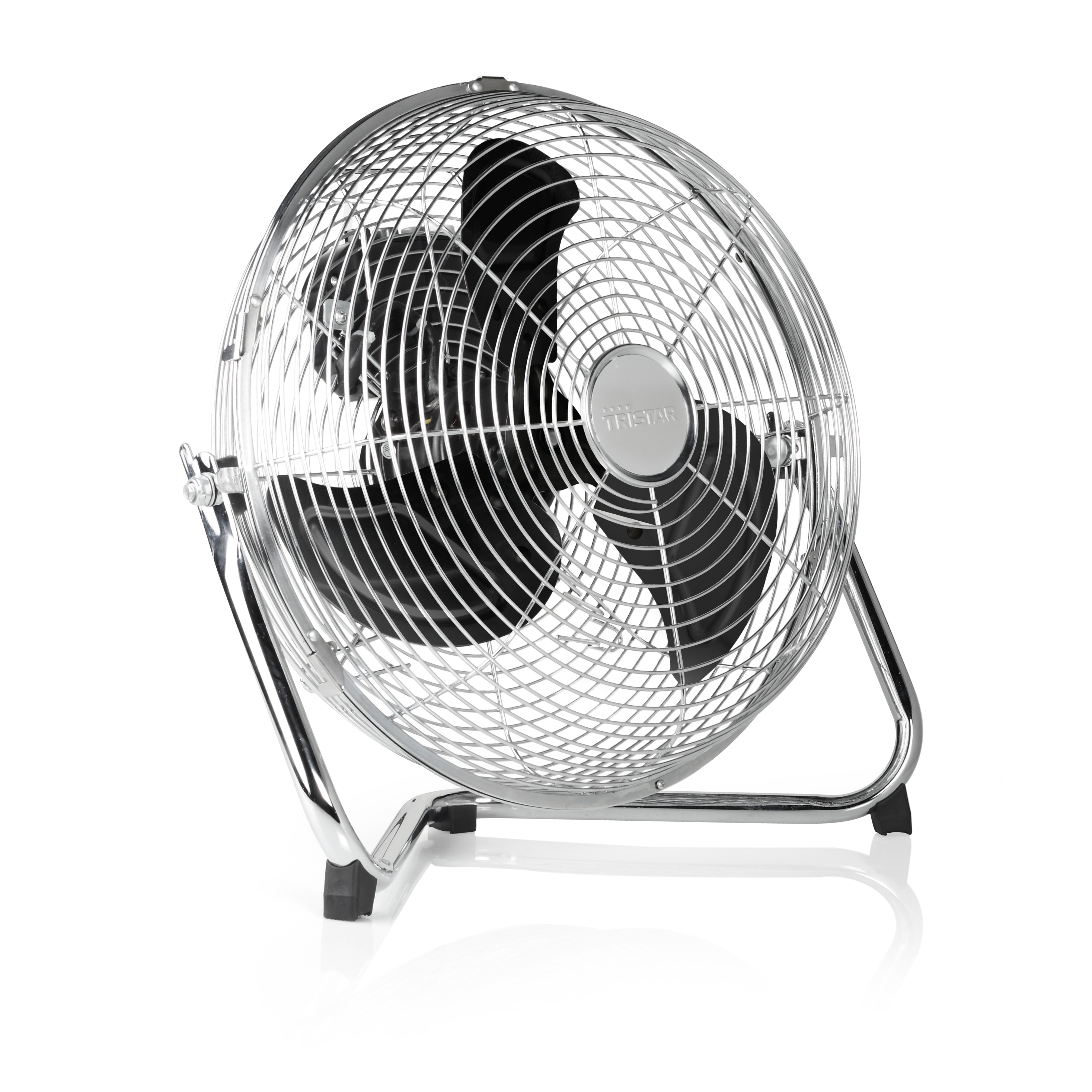 Silberner Ventilator mit schwarzen Flügeln und einem Käfig. Steht auf weißer Oberfläche.