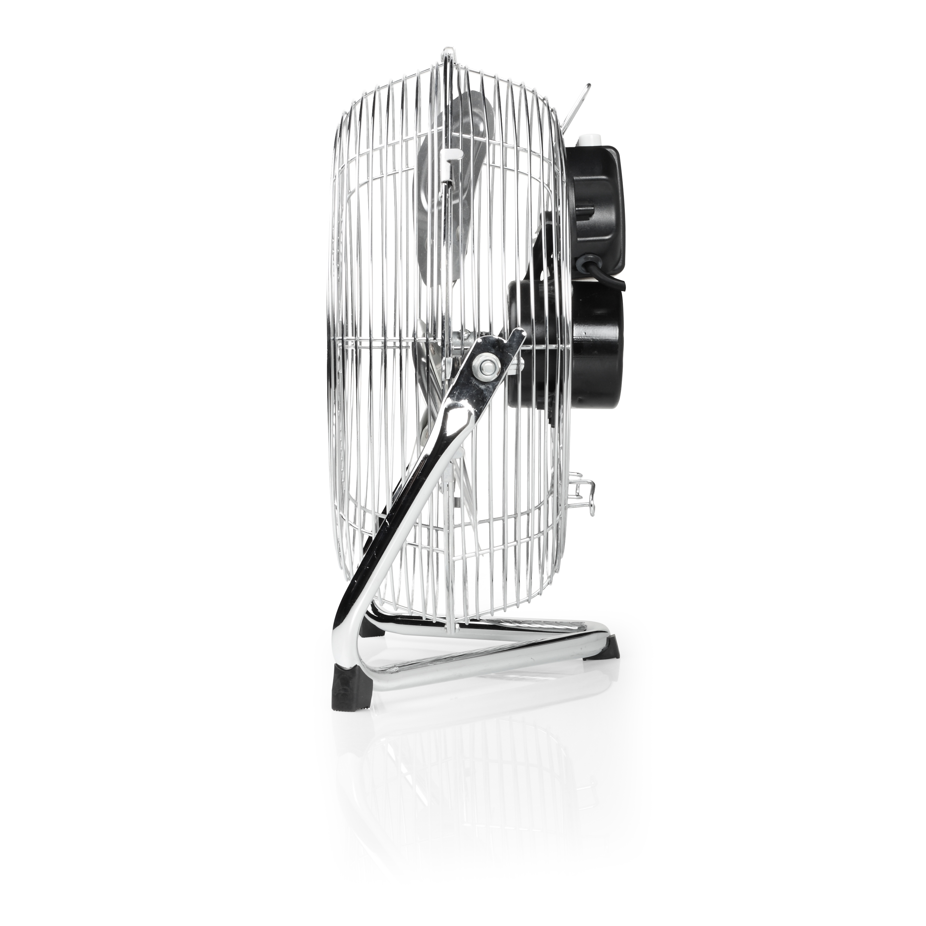 Ein Chromlüfter auf weißem Hintergrund. Er hat einen Käfig, einen Ständer und einen schwarzen Motor.