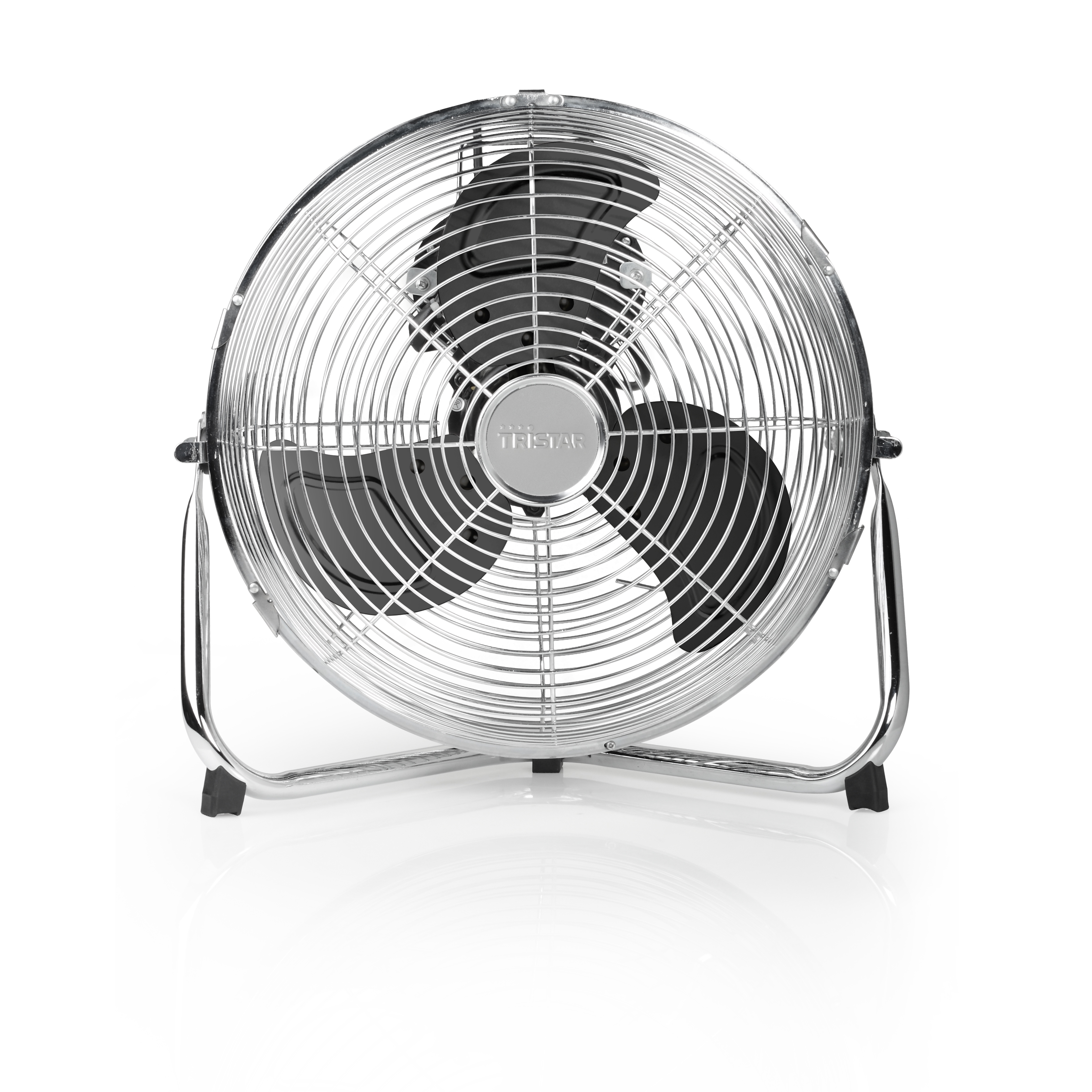 Ein chromfarbener Tristar-Ventilator auf weißem Hintergrund.