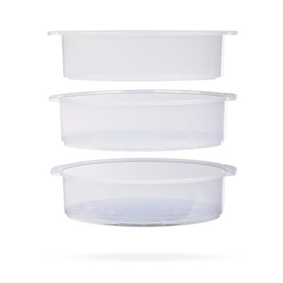 Tre contenitori trasparenti per alimenti in plastica, impilati verticalmente, isolati su bianco.