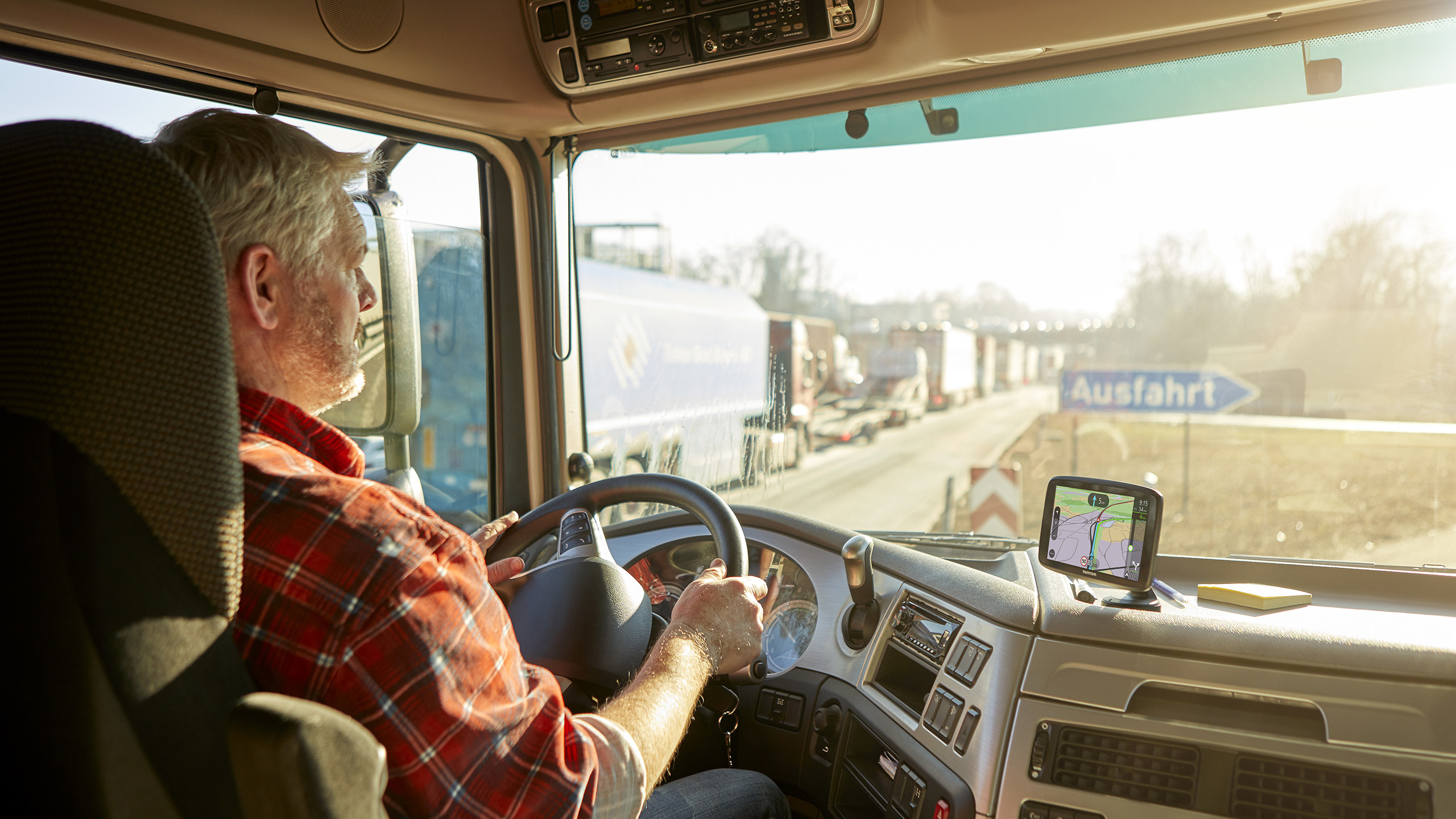 TomTom LKW Navigationsgerät GO Professional 520 (5 Zoll, Sonderziele und Routen für LKW, Stauvermeidung dank TomTom Traffic, Karten-Updates Europa, Updates über Wi-Fi, hochwertige Halterung)