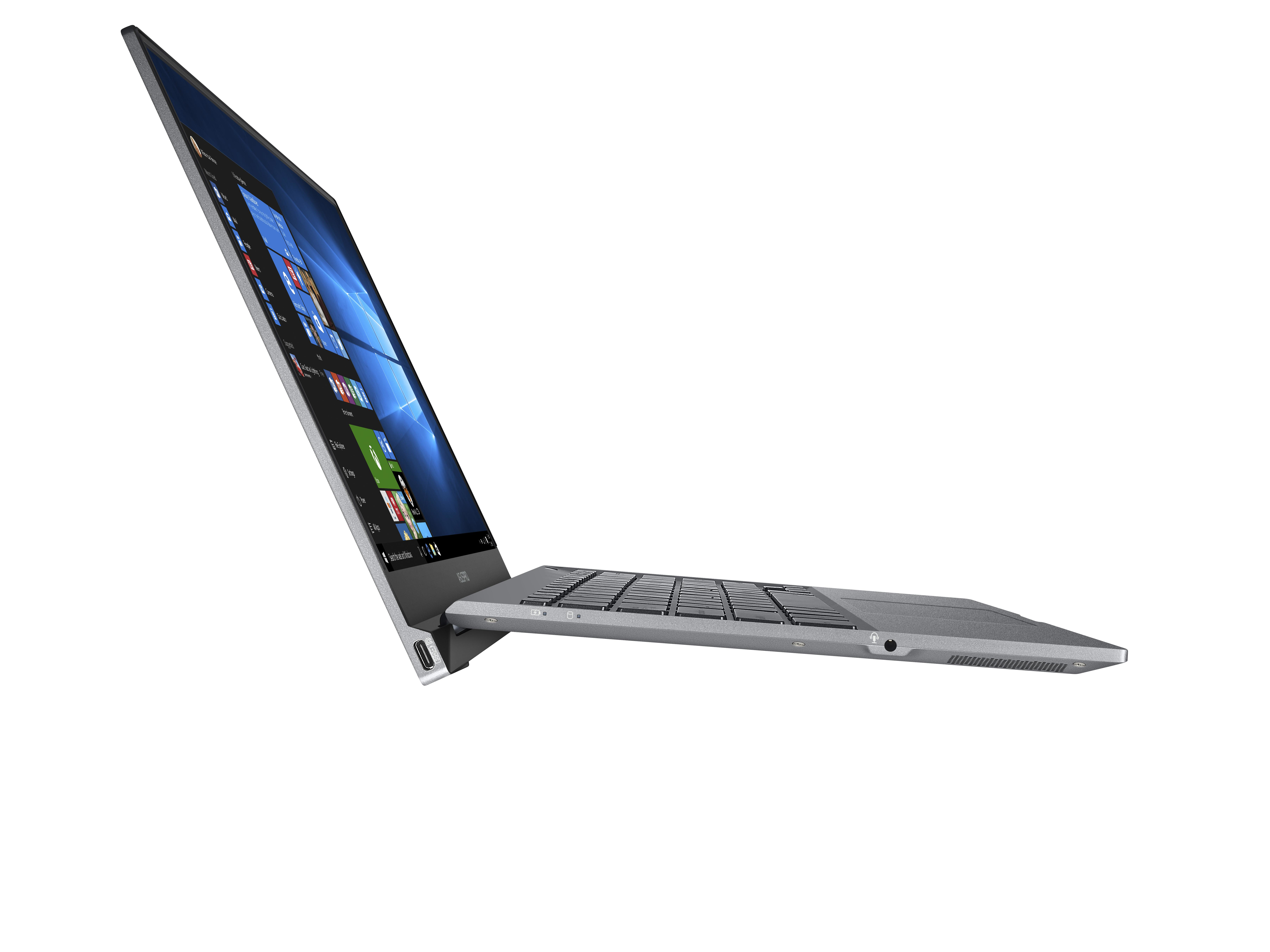 Seitenansicht eines grauen Laptops mit beleuchtetem Bildschirm und Windows-Desktop auf weißem Hintergrund.