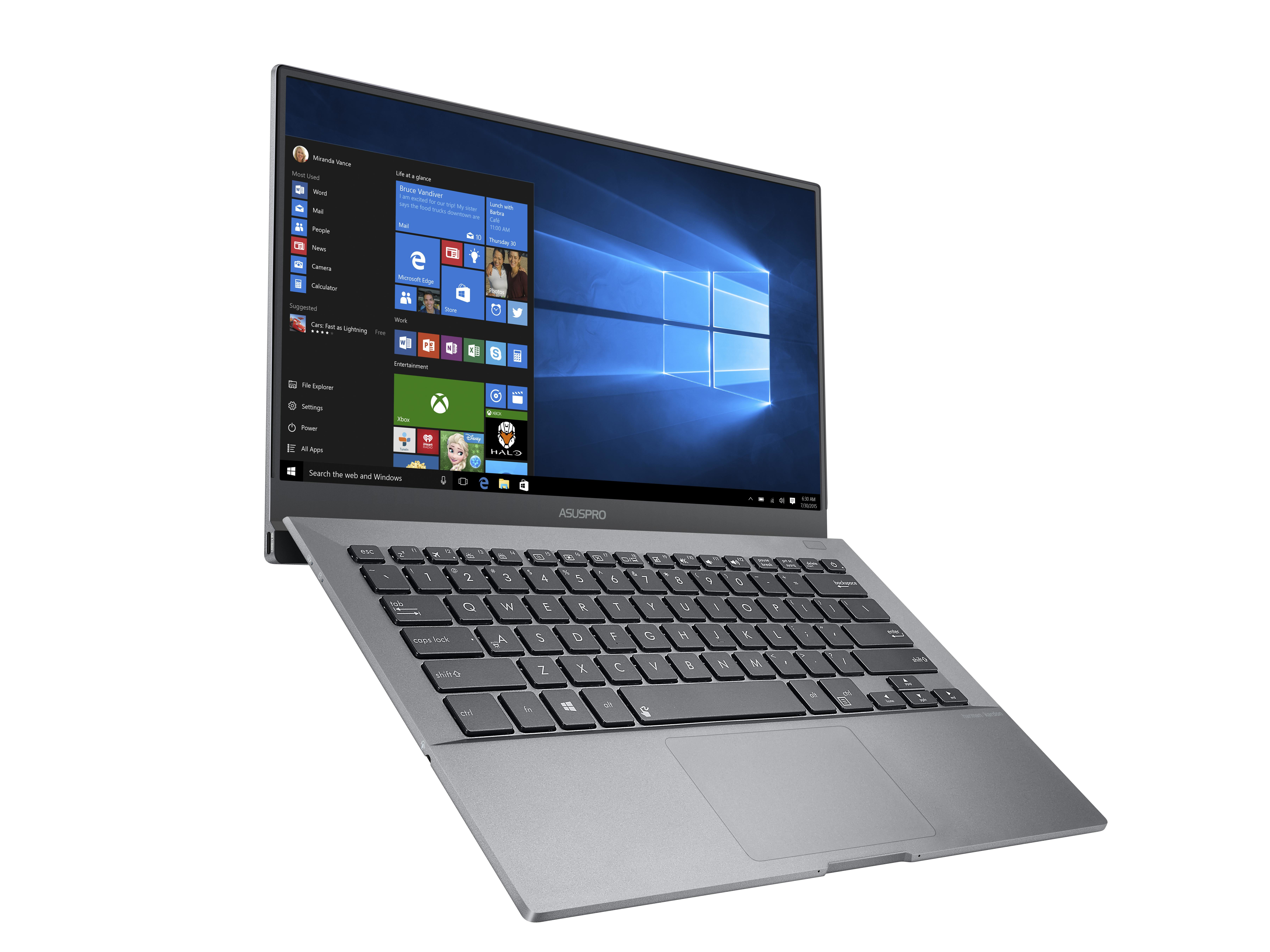 Ein grauer Laptop mit Windows 10 auf dem Bildschirm steht schräg vor einem weißen Hintergrund.