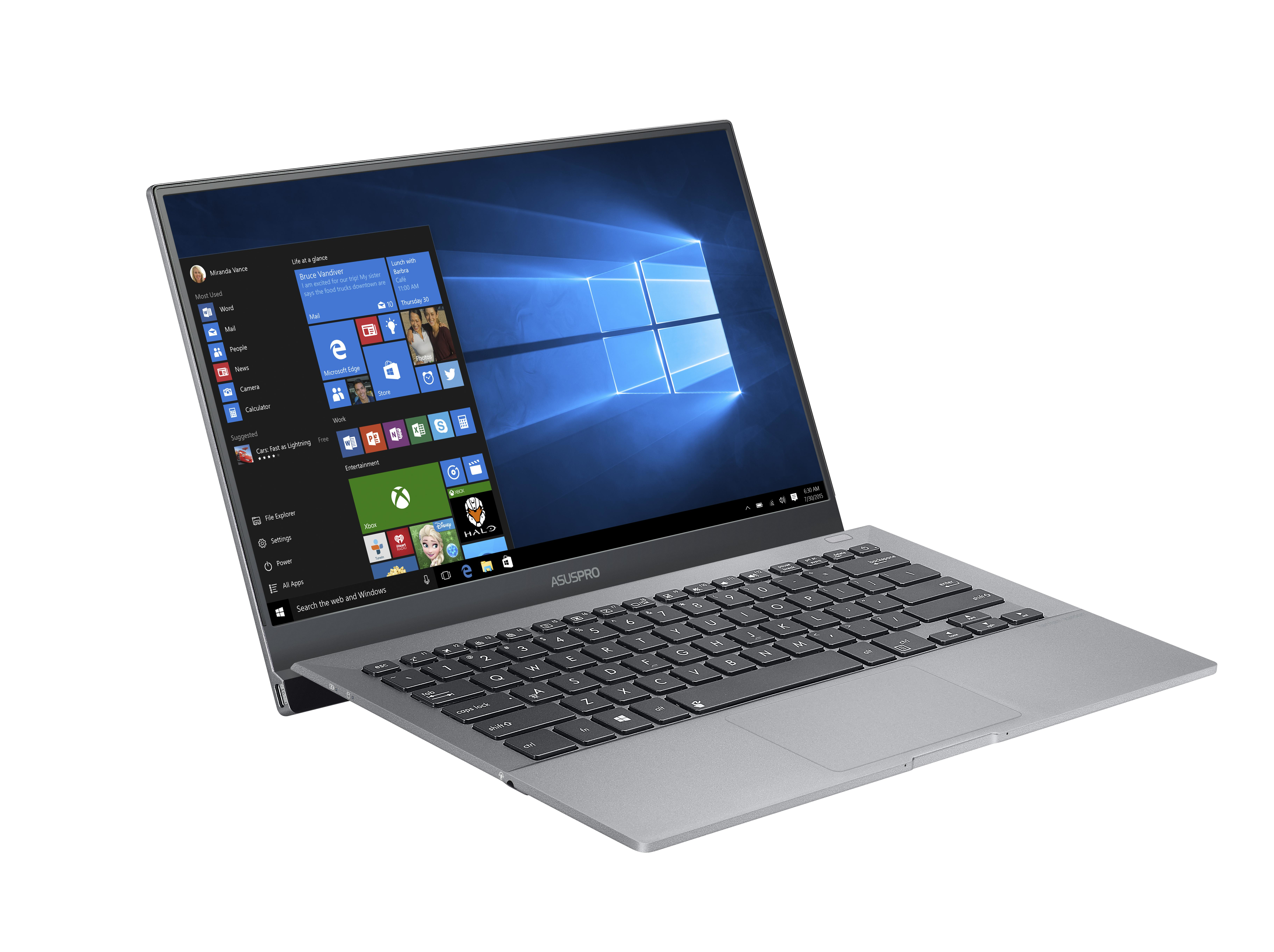 Ein silberner AsusPro-Laptop auf einer weißen Oberfläche, der den Windows 10-Desktop mit Live-Kacheln anzeigt.