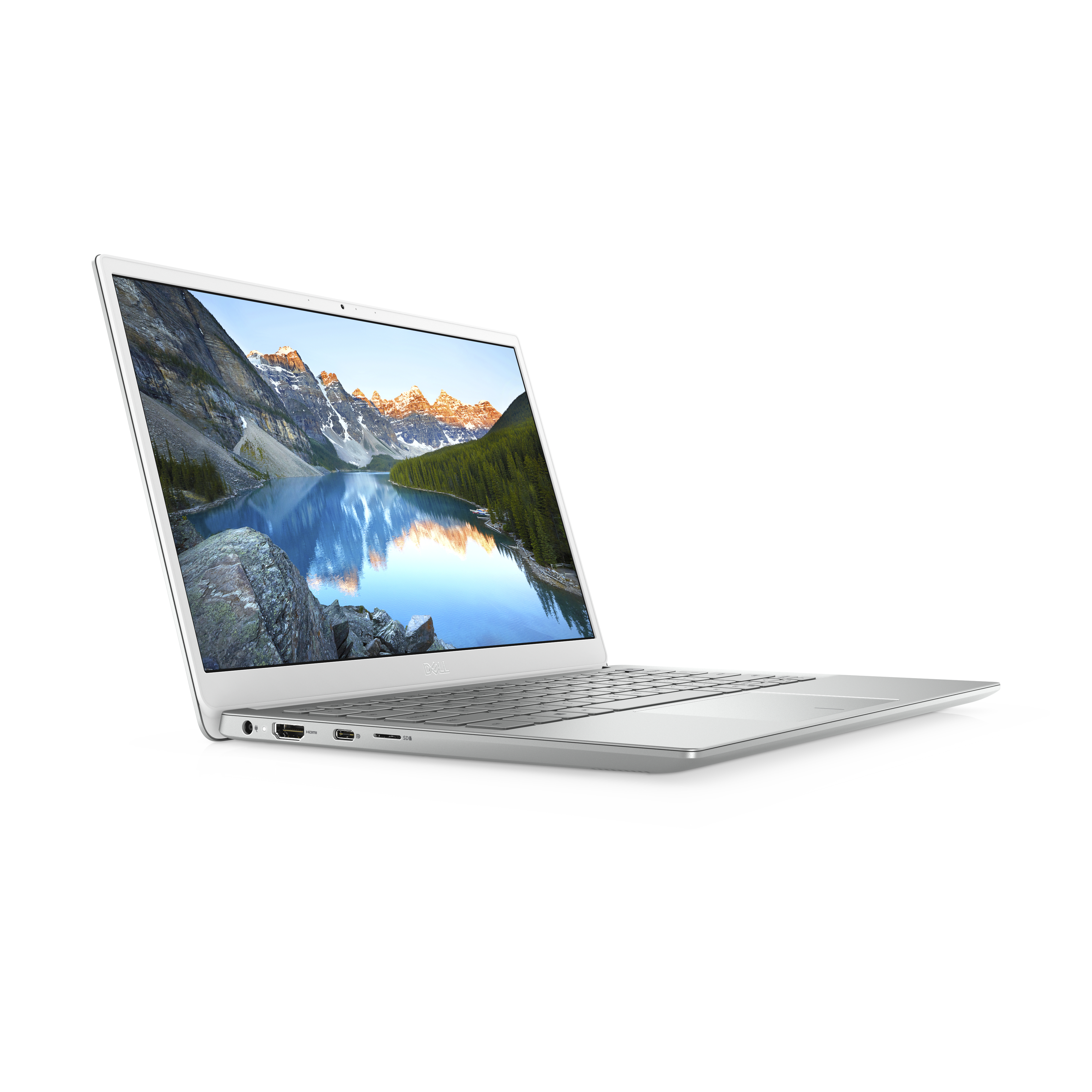 Ein silberner Laptop steht auf weißem Grund und zeigt ein Berg- und Seepanorama auf dem Bildschirm.