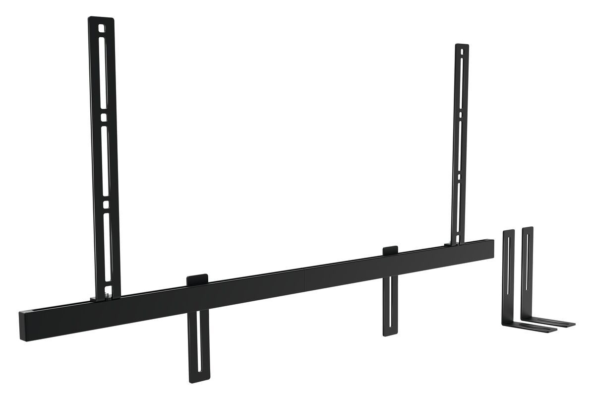 Eine schwarze Soundbar mit Montagezubehör vor weißem Hintergrund.