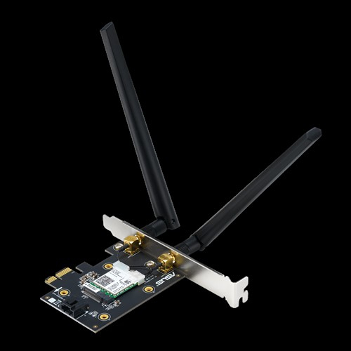 Eine ASUS-Netzwerkkarte mit zwei schwarzen Antennen auf schwarzem Hintergrund.