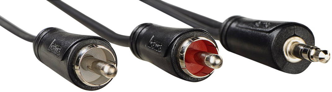 Trois câbles audio noirs avec différents connecteurs sur fond blanc.