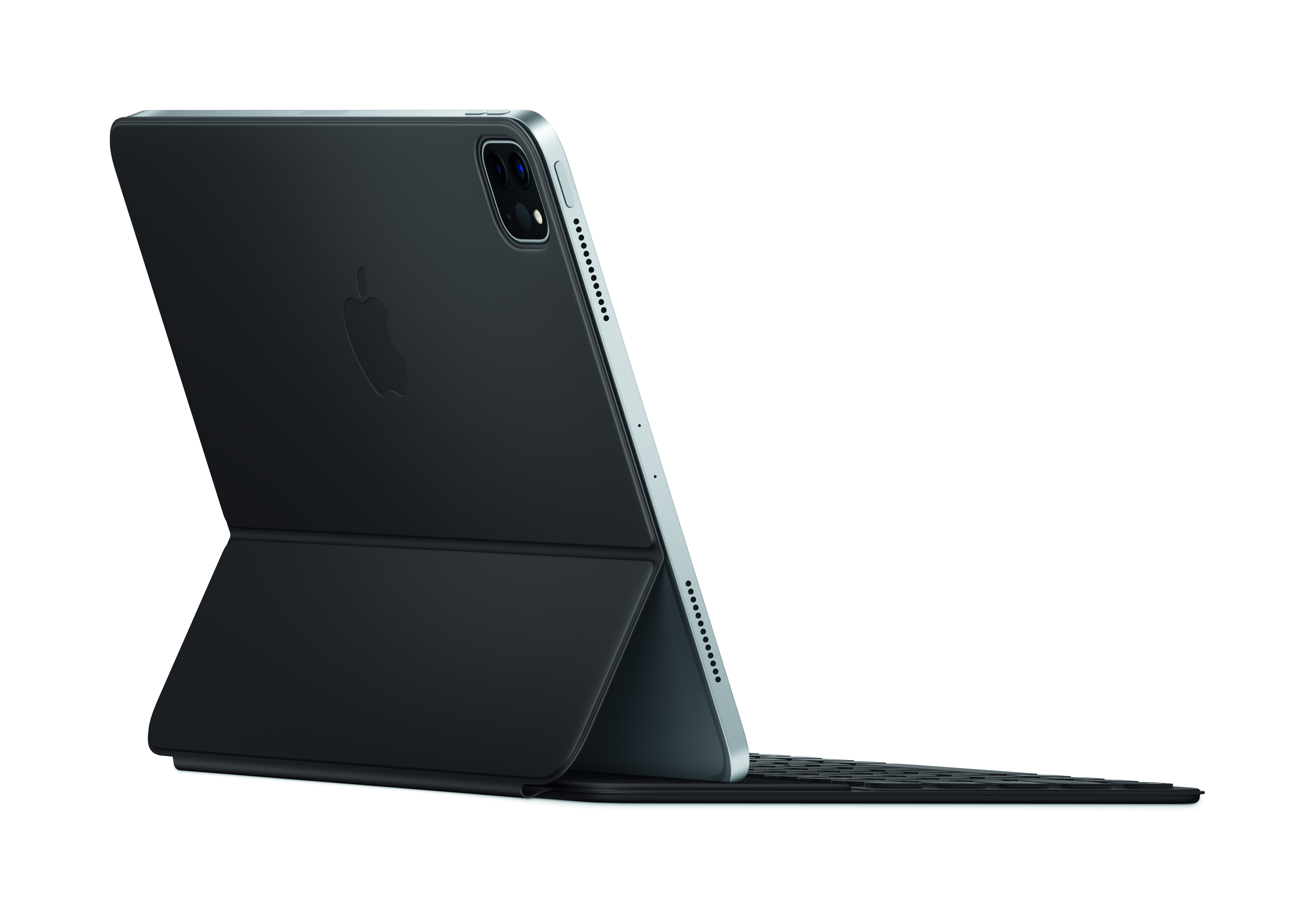 Ein Apple iPad Pro mit Tastaturhülle, geöffnet und abgewinkelt auf einer weißen Oberfläche.