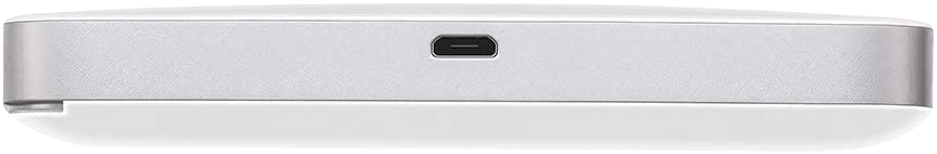 Egy fehér, téglalap alakú eszköz, ezüst középső résszel. Egy fekete USB-C port van középen. Az eszköz lekerekített élekkel rendelkezik.