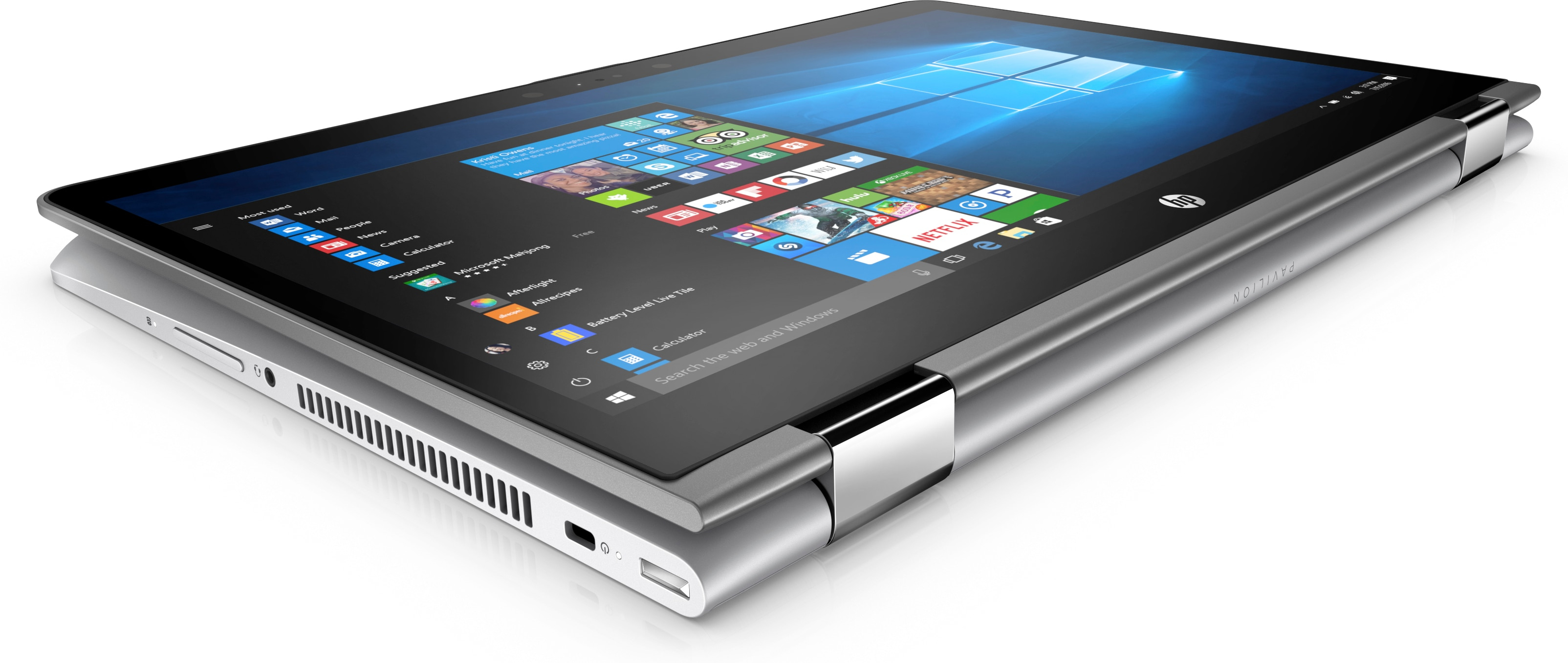 Ein silberner HP-Laptop mit berührbarem Bildschirm zeigt den Windows-Startbildschirm in einer angewinkelten Ansicht.