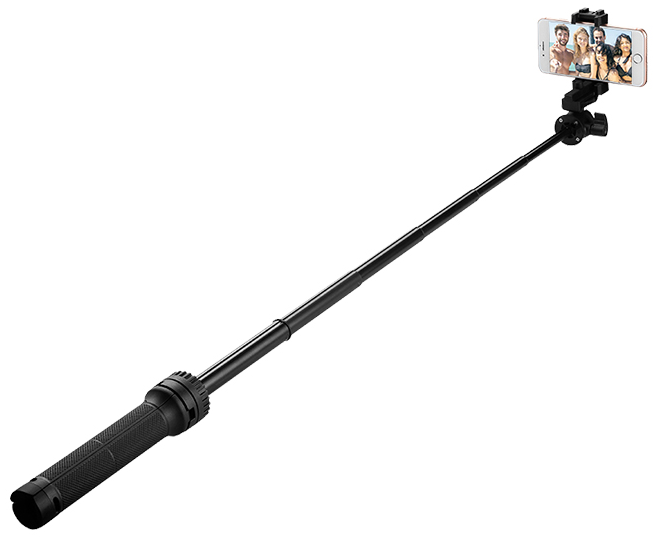 Ein schwarzer Selfie-Stick mit einem Smartphone. Das Telefon zeigt Personen, die ein Selfie machen.