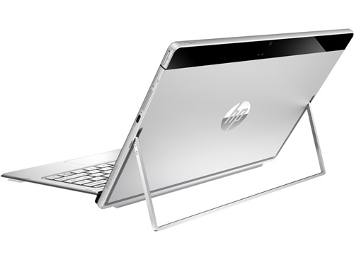 Ein silbernes HP-Tablet mit integriertem Ständer und angeschlossener Tastatur auf weißem Hintergrund.