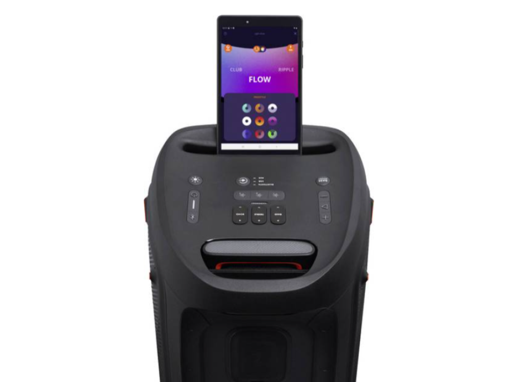 Un altavoz negro con una tableta encima. La tableta muestra el menú 'FLOW'.